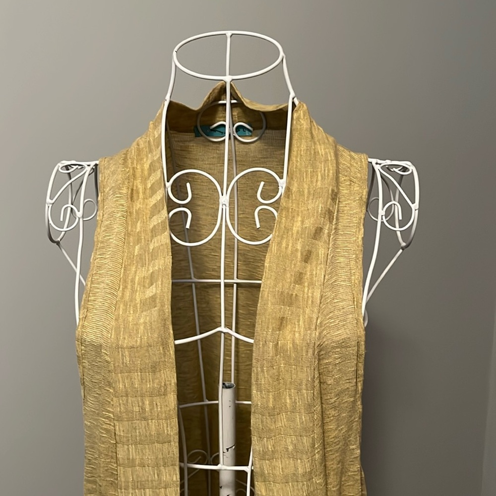 Vest with side pockets